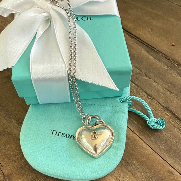 Tiffany sterling & 18kt heart padlock & key pendant necklace - Picture 2 of 7